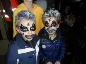 Ook de bezoekers zijn verkleed.