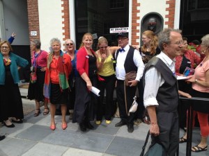  Smartlappenkoor van Hans Steijger samen met een paar  Oebele Hamelen koorleden. Dwarz door elkaar.