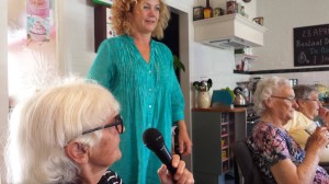 En iedereen zingt vrolijk mee.