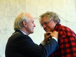 Burgemeester Broertjes en Harrie Geelen.